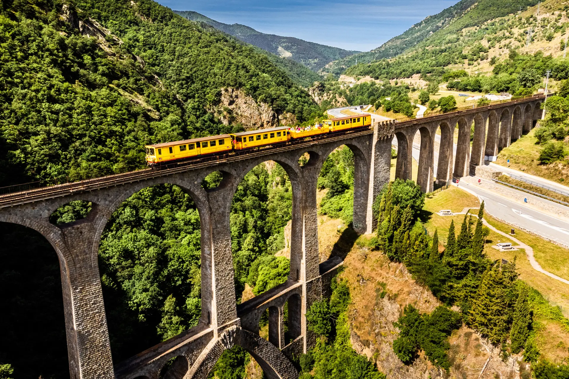 destination-train-jaune